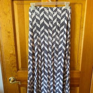 Grey and white maxi skirt Alternative size S